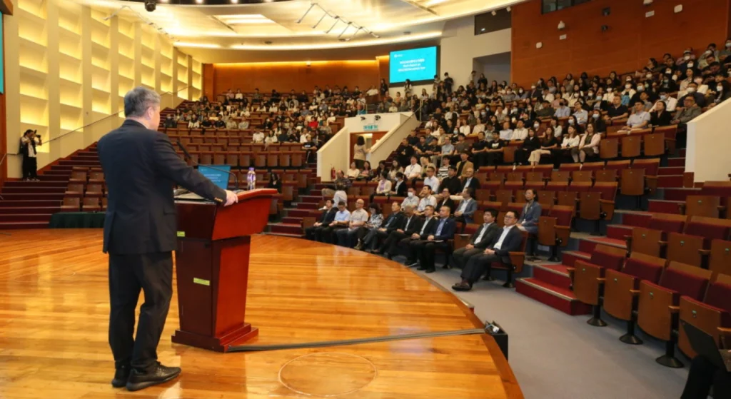 طلاب في قاعة محاضرات جامعية حديثة بالصين التخصصات المتاحة ومدة الدراسة في الصين