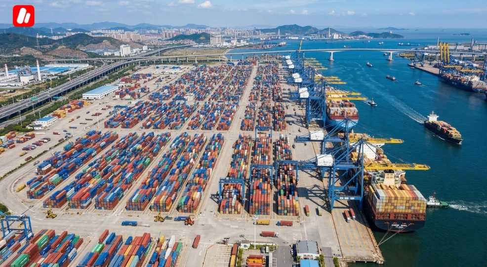Massive logistics hub in China for students specializing in international trade and supply chains. Massive logistics hub in China for students specializing in international trade and supply chains.