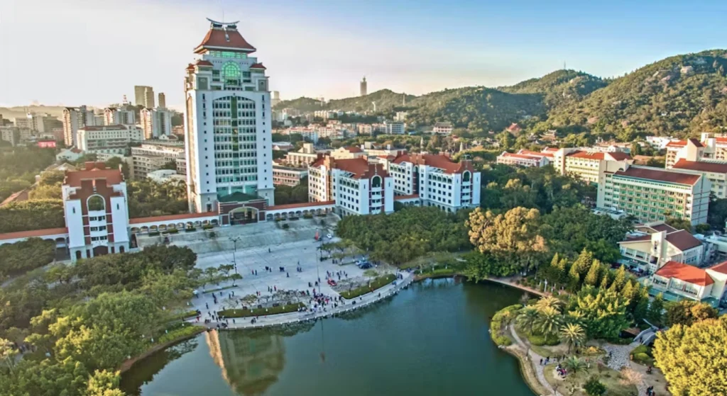 مبنى جامعة صينية مشهورة بمعمارها التقليدي والحديث